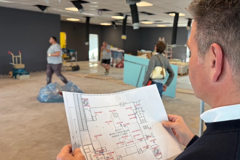 Il geometra Gian Antonio Muserle in cantiere con la pianta del progetto